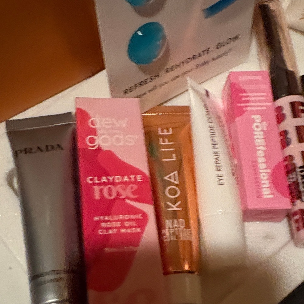 The Ultimate Luxury Beauty Discovery Collection - Picture 2 of 7